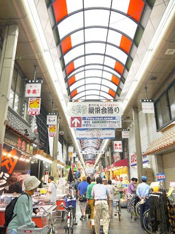 今 朝の黒門市場が海外からの観光客でにぎわっています なんばオリエンタルホテル